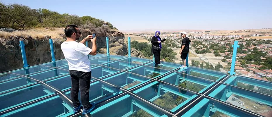 Kayalıklar üzerinde doğanın içinde bir cam teras