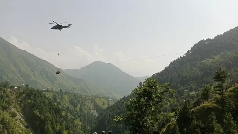 Pakistan'da teleferikte mahsur kalan çocuklardan ikisi kurtarıldı