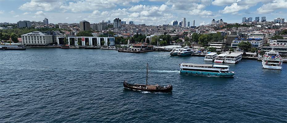 Viking yelkenlisi Boğaz'a demir attı