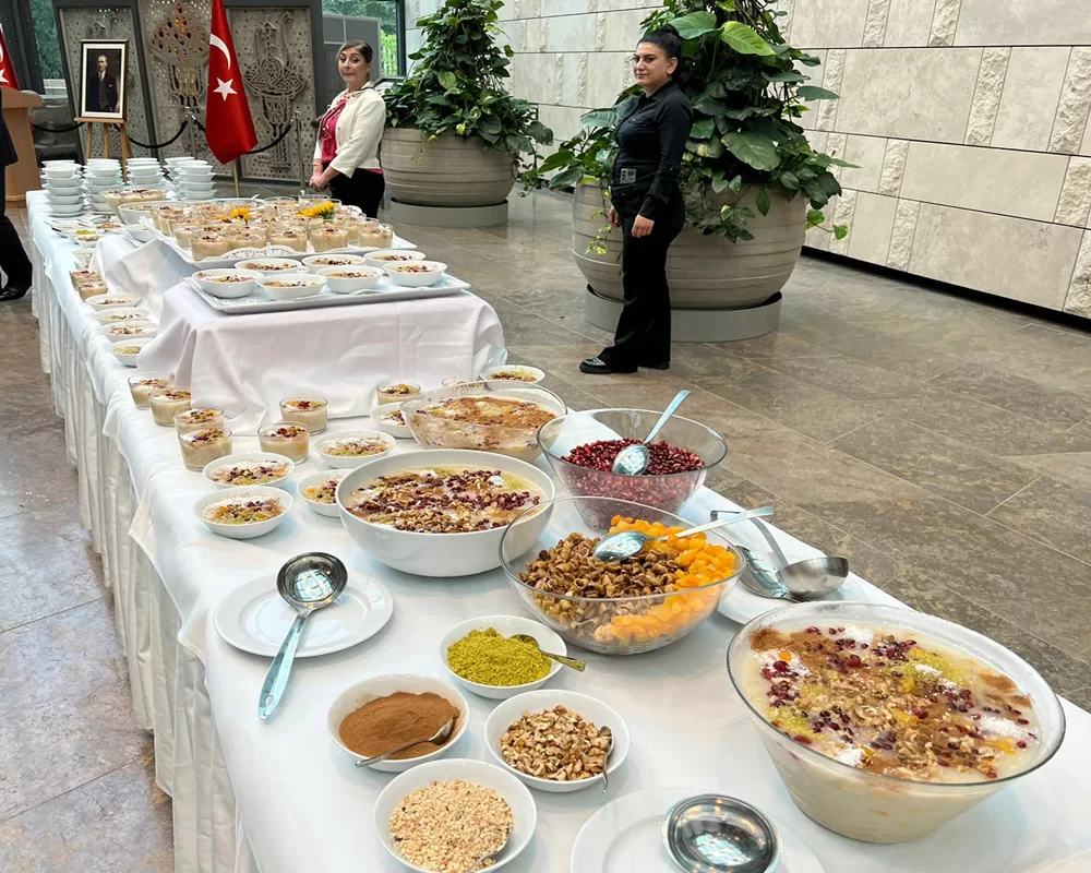 Berlin Büyükelçiliği`nde Aşure ikramı