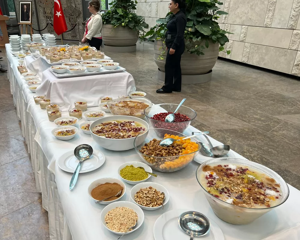 Berlin Büyükelçiliği`nde Aşure ikramı