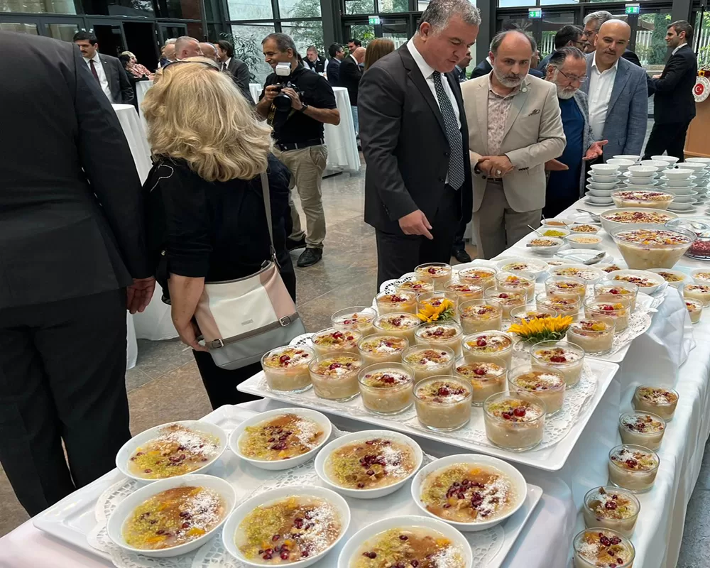 Berlin Büyükelçiliği`nde Aşure ikramı