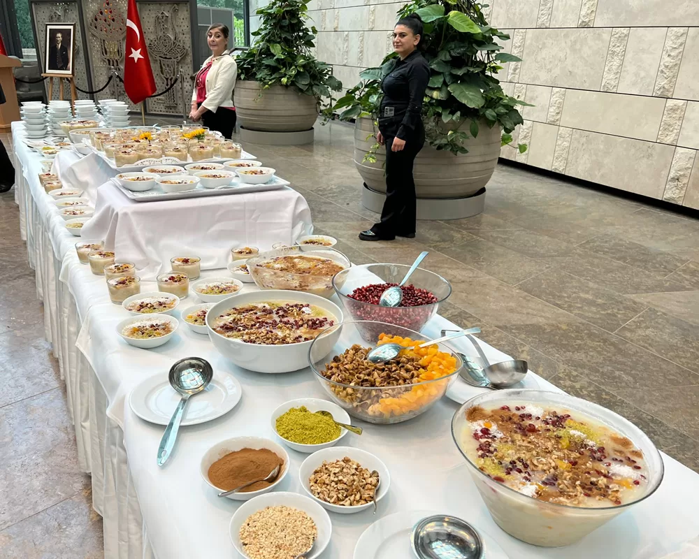 Berlin Büyükelçiliği`nde Aşure ikramı