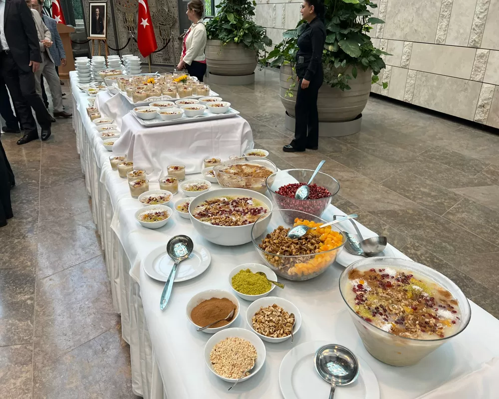 Berlin Büyükelçiliği`nde Aşure ikramı