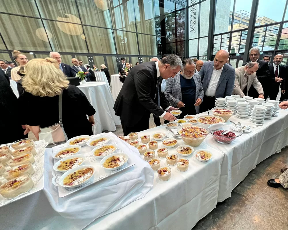 Berlin Büyükelçiliği`nde Aşure ikramı
