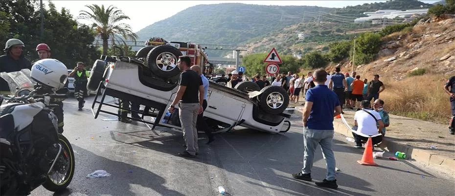 Alanya'da 3 aracın karıştığı kazada 1 turist öldü, 10 kişi yaralandı