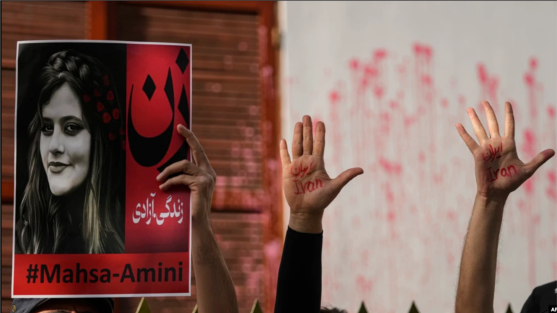 İranlı kadın gazeteciler Mahsa Amini'yi haberleştirmenin bedelini ödüyor