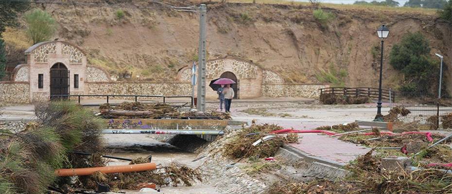 İspanya'da ulaşımda aksamaya yol açan şiddetli yağışlar sonucu 2 kişi öldü, 3 kişi kayboldu