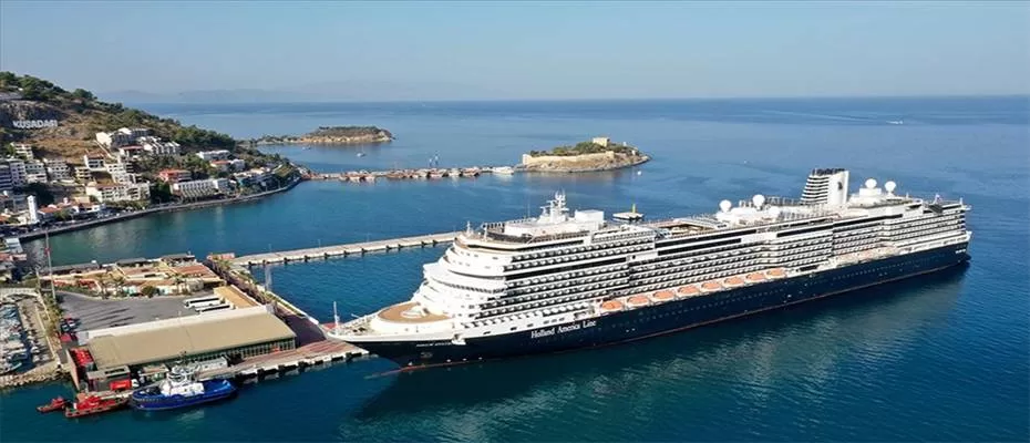 Kuşadası'na dev kruvaziyerle 2 bin 600 turist geldi