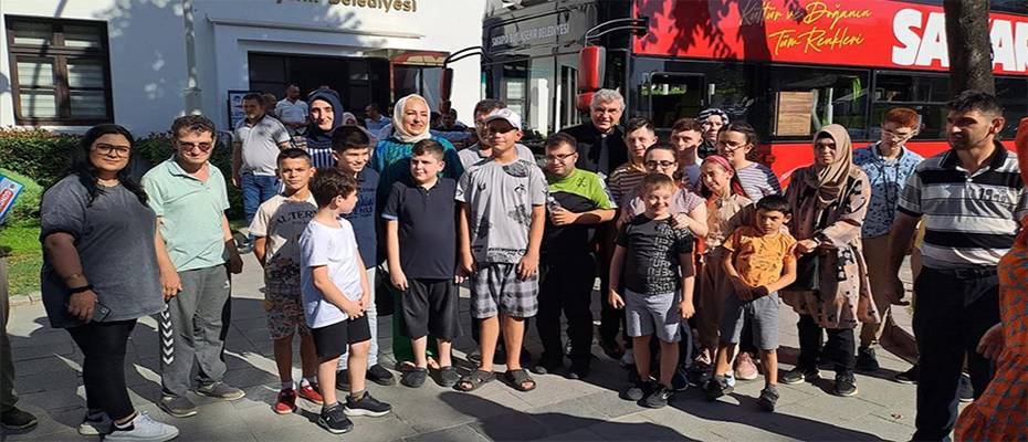 Sakarya'da turizm otobüsüyle şehir turu yapan engelliler doyasıya eğlendi