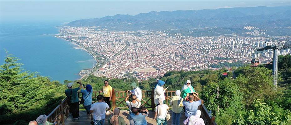 Trabzon'u 1 milyon 46 bini aşkın kişi Boztepe'den kuşbakışı izledi