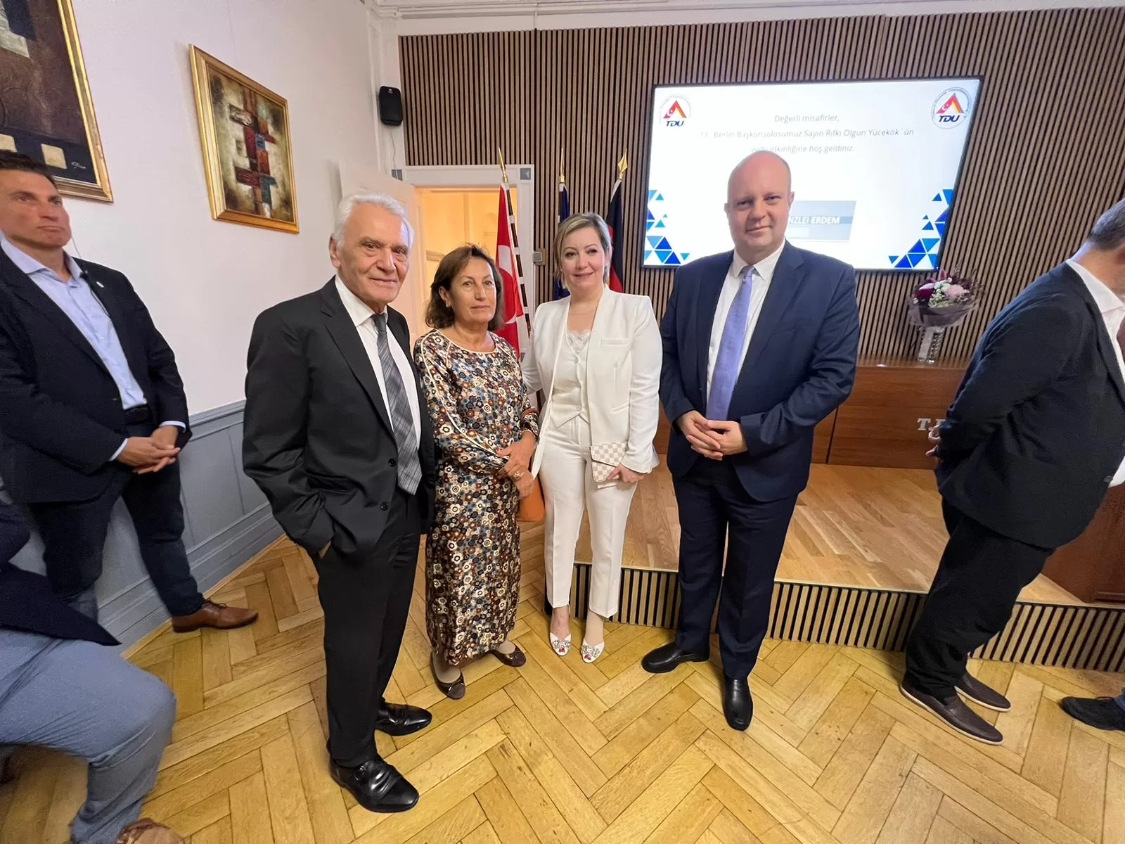 TDU`dan Başkonsolos Yücekök’e muhteşem veda töreni