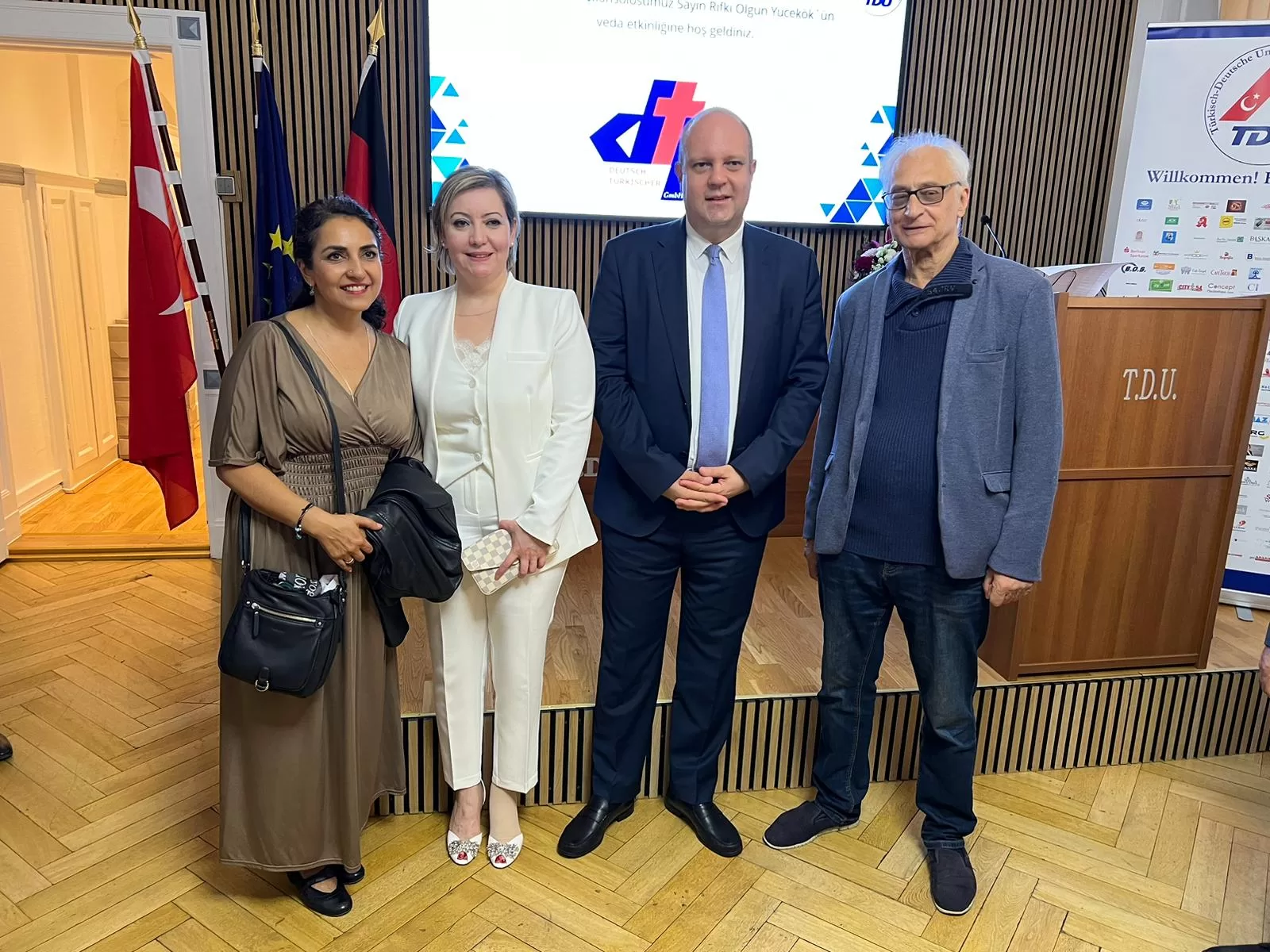 TDU`dan Başkonsolos Yücekök’e muhteşem veda töreni