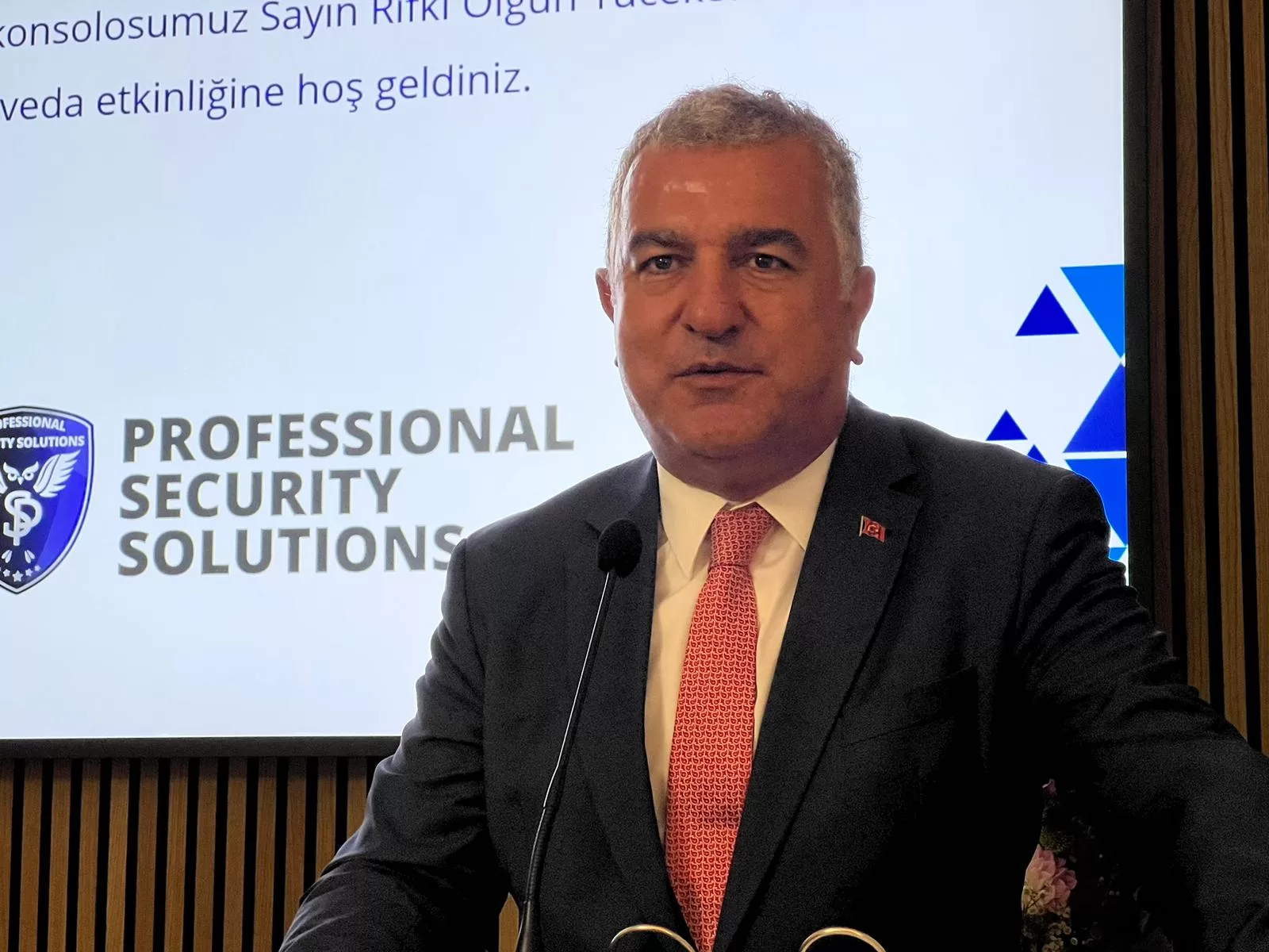 TDU`dan Başkonsolos Yücekök’e muhteşem veda töreni