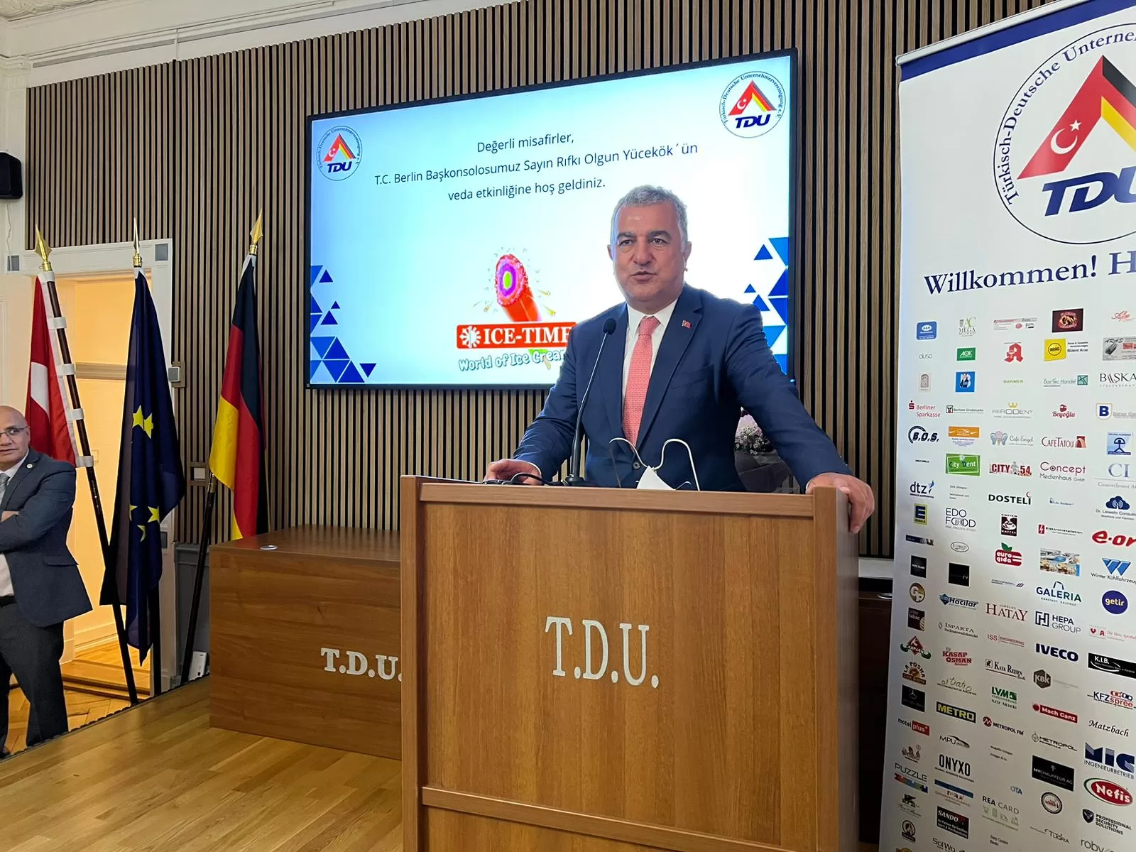 TDU`dan Başkonsolos Yücekök’e muhteşem veda töreni