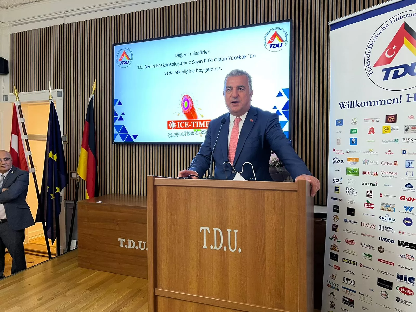 TDU`dan Başkonsolos Yücekök’e muhteşem veda töreni