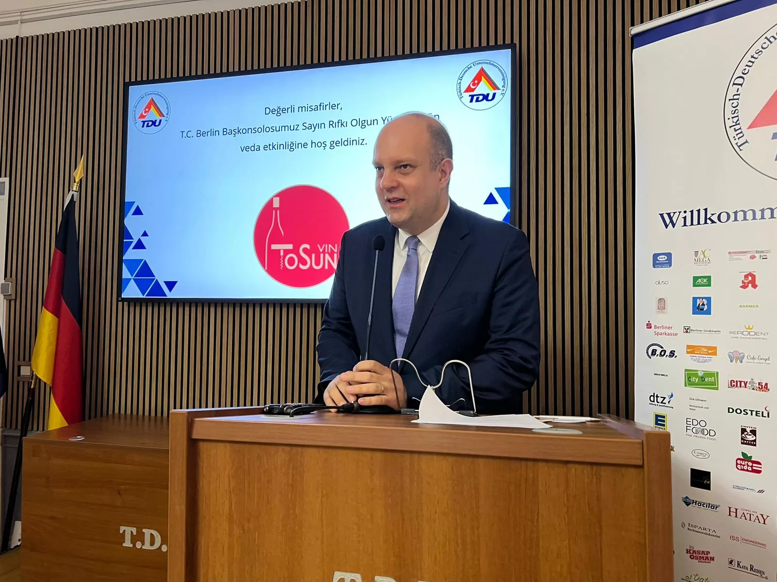 TDU`dan Başkonsolos Yücekök’e muhteşem veda töreni