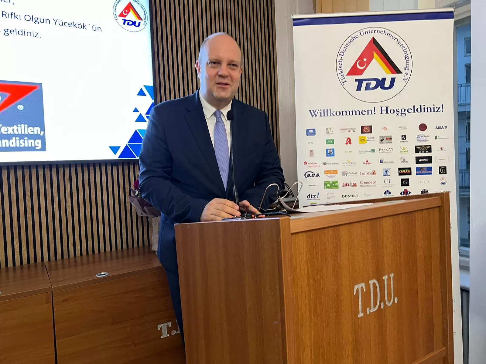 TDU`dan Başkonsolos Yücekök’e muhteşem veda töreni
