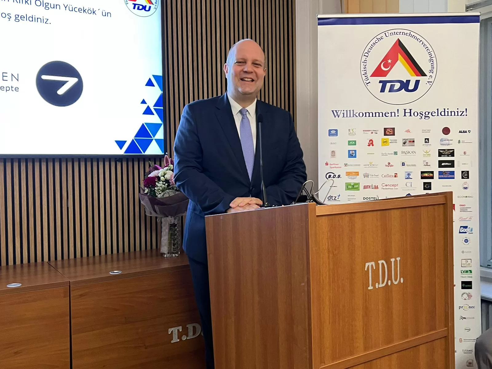 TDU`dan Başkonsolos Yücekök’e muhteşem veda töreni