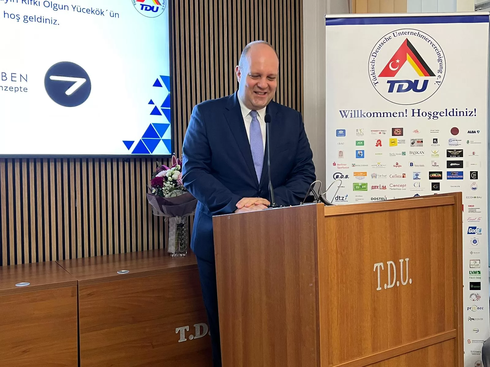 TDU`dan Başkonsolos Yücekök’e muhteşem veda töreni