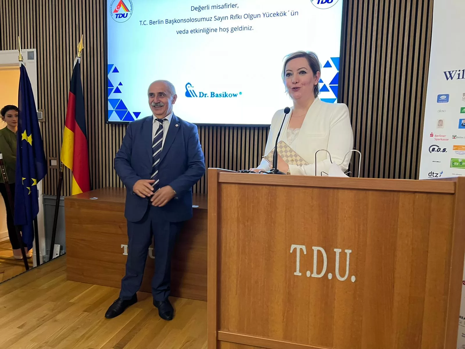 TDU`dan Başkonsolos Yücekök’e muhteşem veda töreni