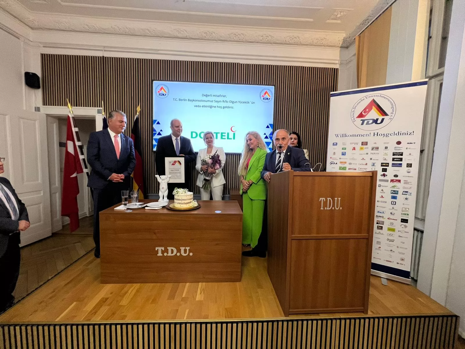 TDU`dan Başkonsolos Yücekök’e muhteşem veda töreni