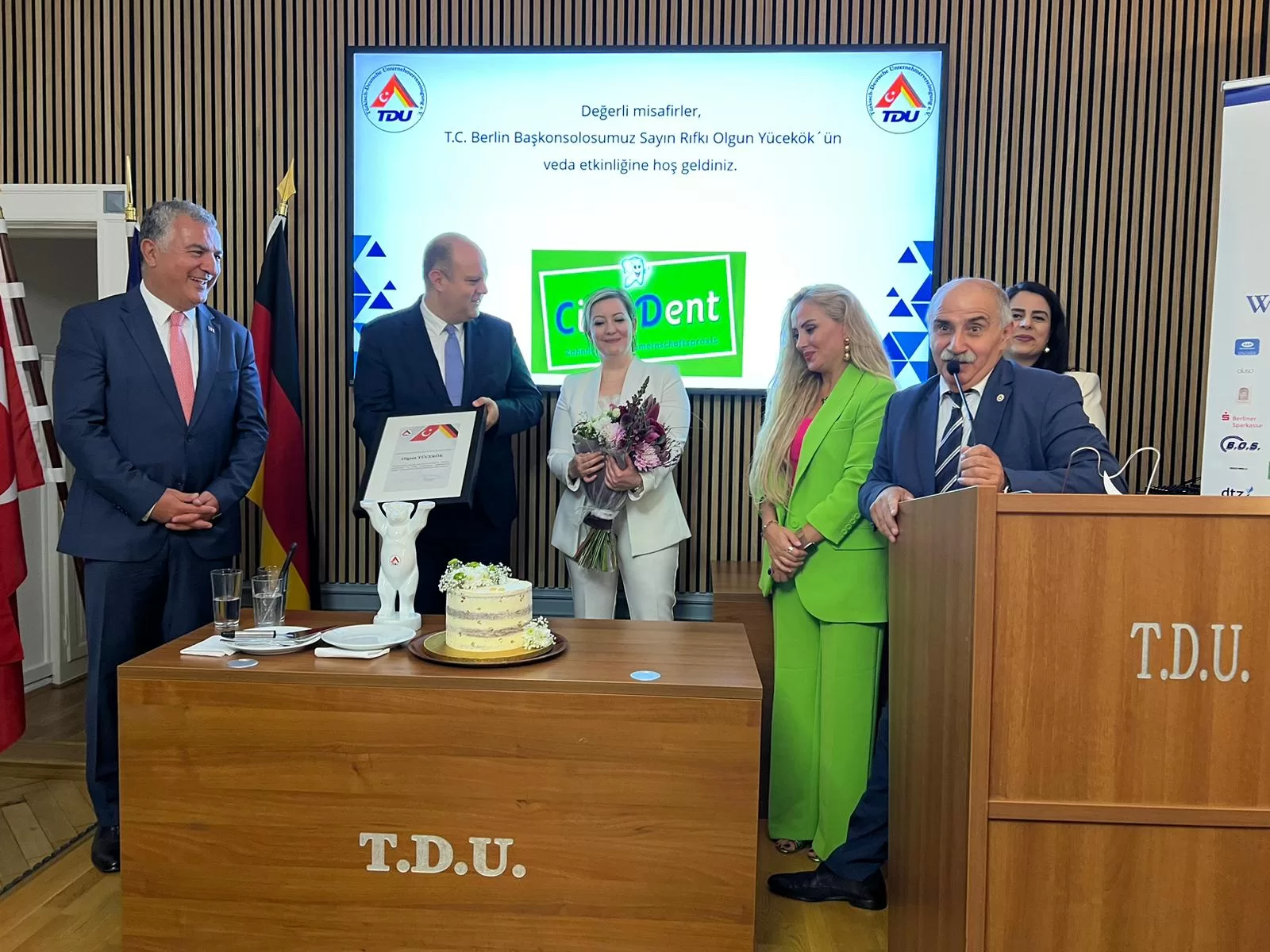 TDU`dan Başkonsolos Yücekök’e muhteşem veda töreni