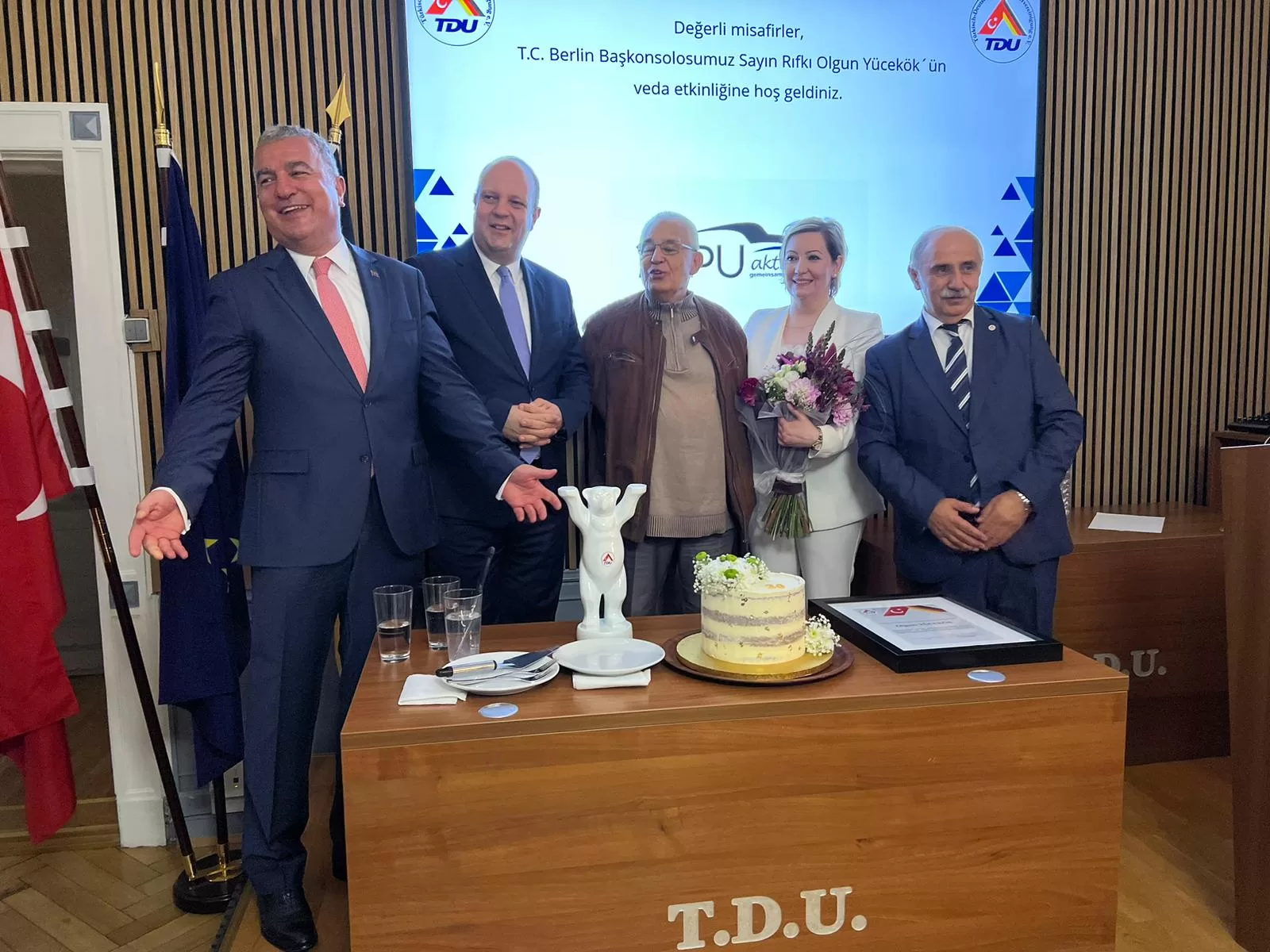 TDU`dan Başkonsolos Yücekök’e muhteşem veda töreni