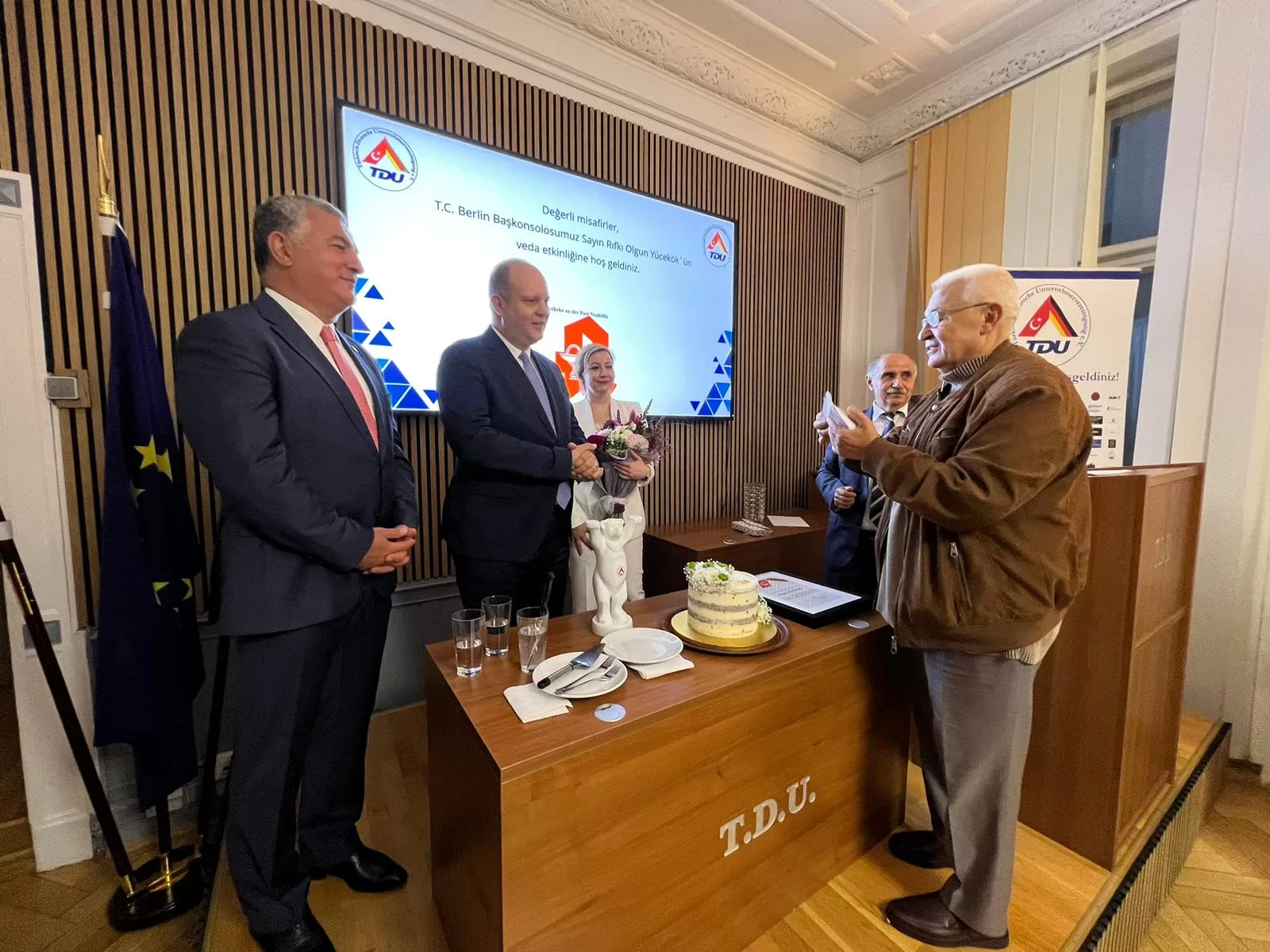 TDU`dan Başkonsolos Yücekök’e muhteşem veda töreni