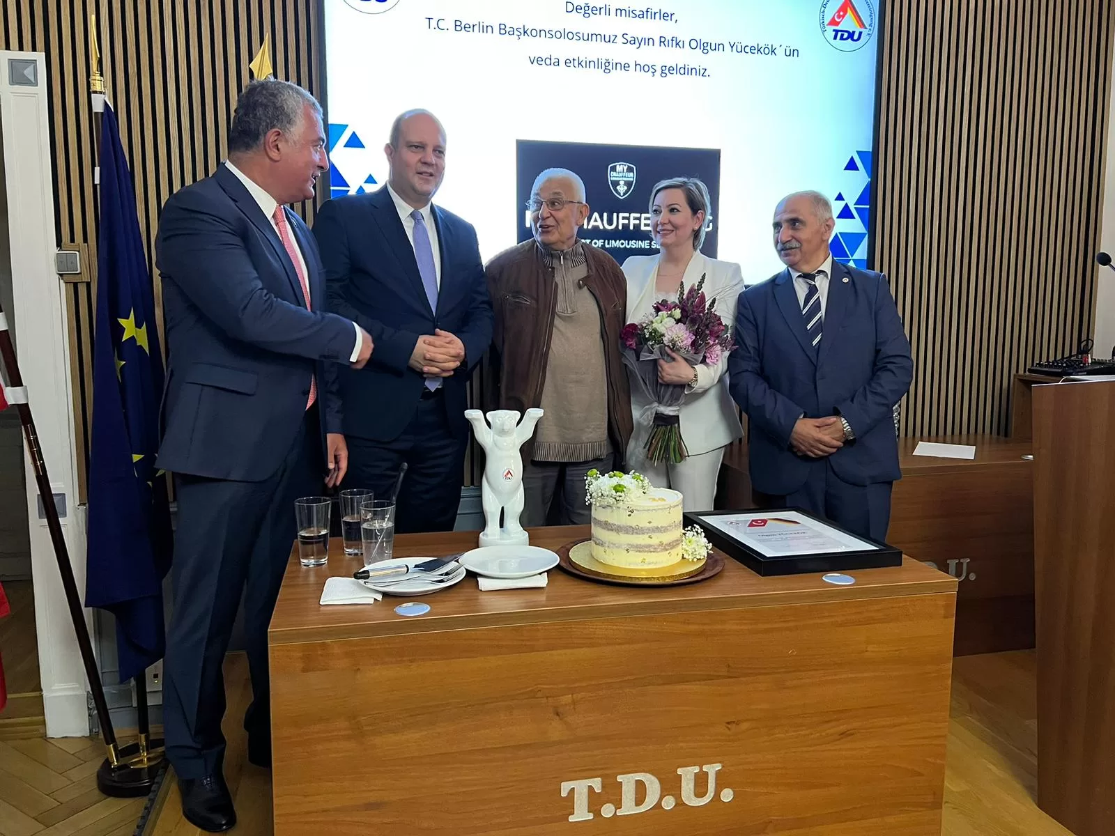 TDU`dan Başkonsolos Yücekök’e muhteşem veda töreni
