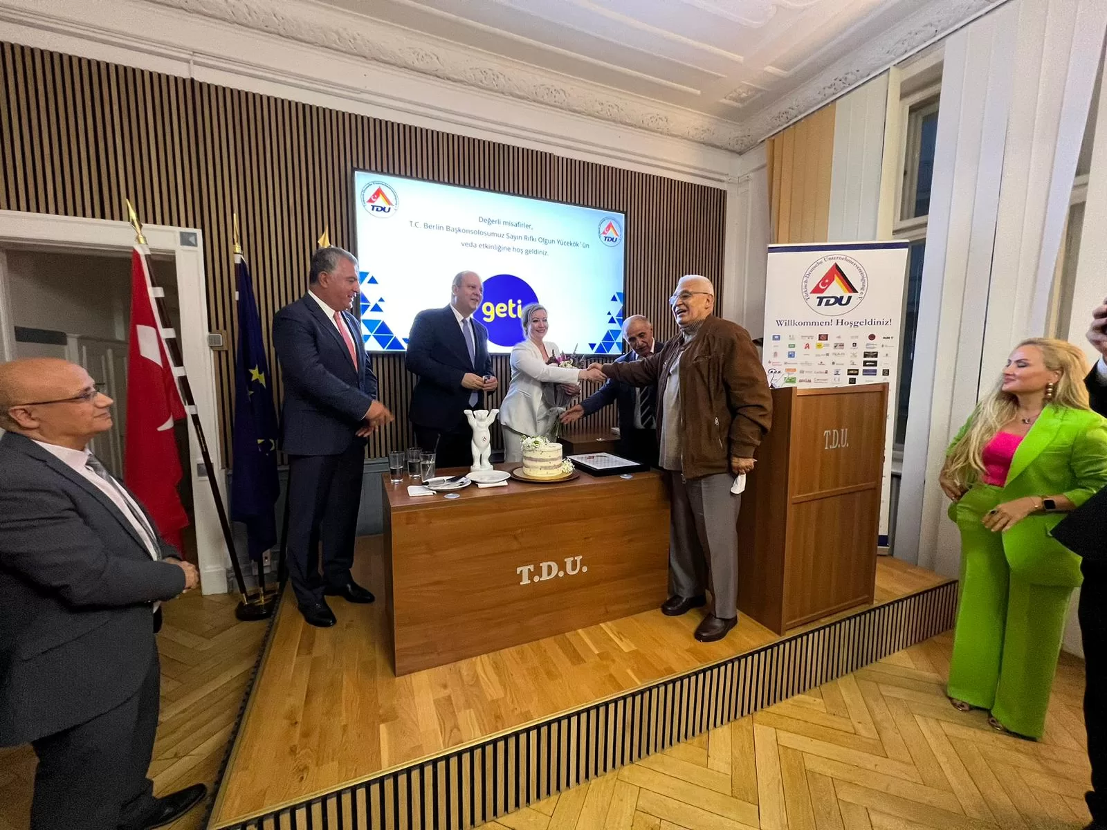 TDU`dan Başkonsolos Yücekök’e muhteşem veda töreni