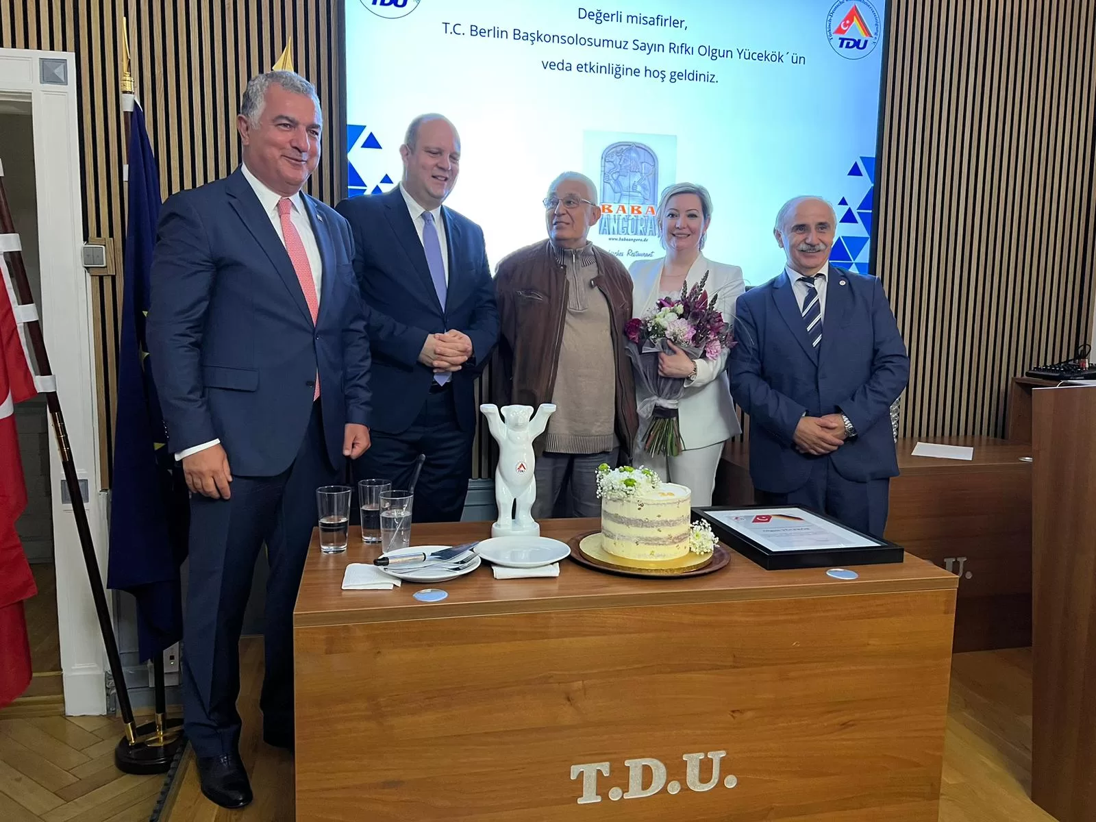 TDU`dan Başkonsolos Yücekök’e muhteşem veda töreni