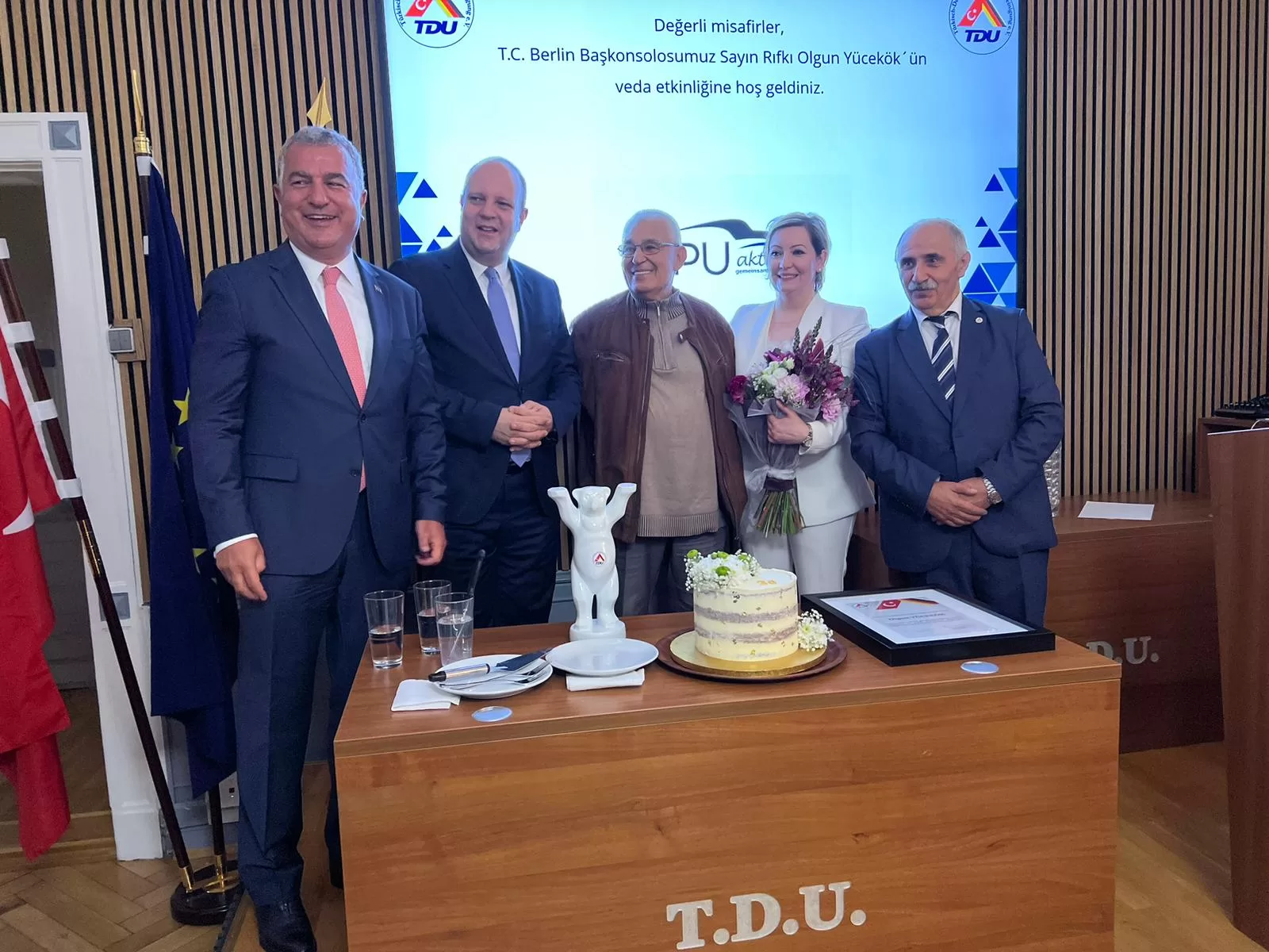 TDU`dan Başkonsolos Yücekök’e muhteşem veda töreni