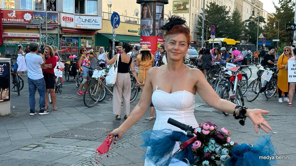 Süslü Kadınlar Berlin`de pedal çevirdi