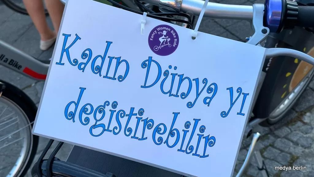 Süslü Kadınlar Berlin`de pedal çevirdi