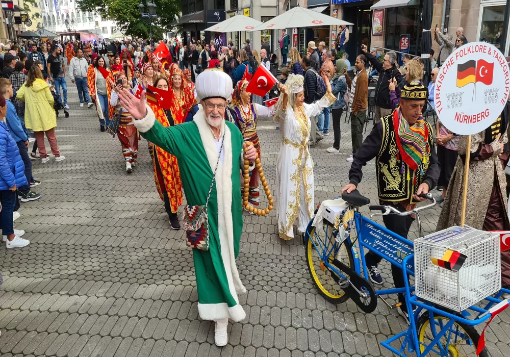 Nürnberg Sokakları Türk Folkloru ile şenlendi