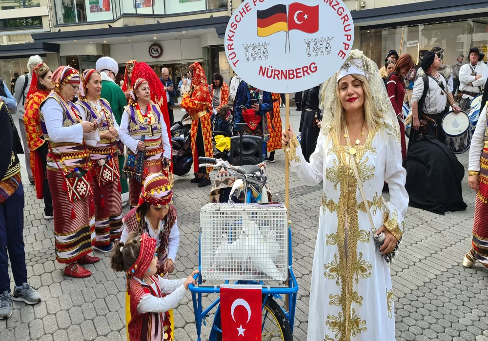 Nürnberg Sokakları Türk Folkloru ile şenlendi