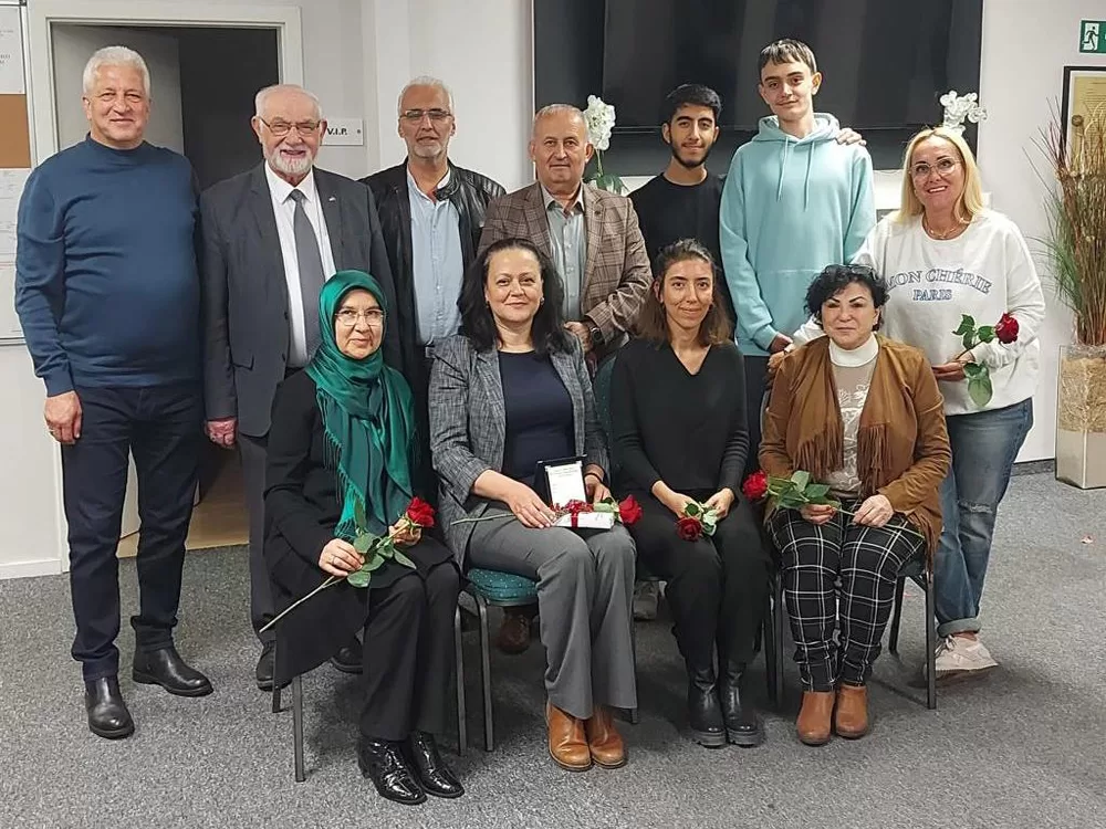 23 Nisan Hazırlık toplantısında Eğitim Ataşesine plaket