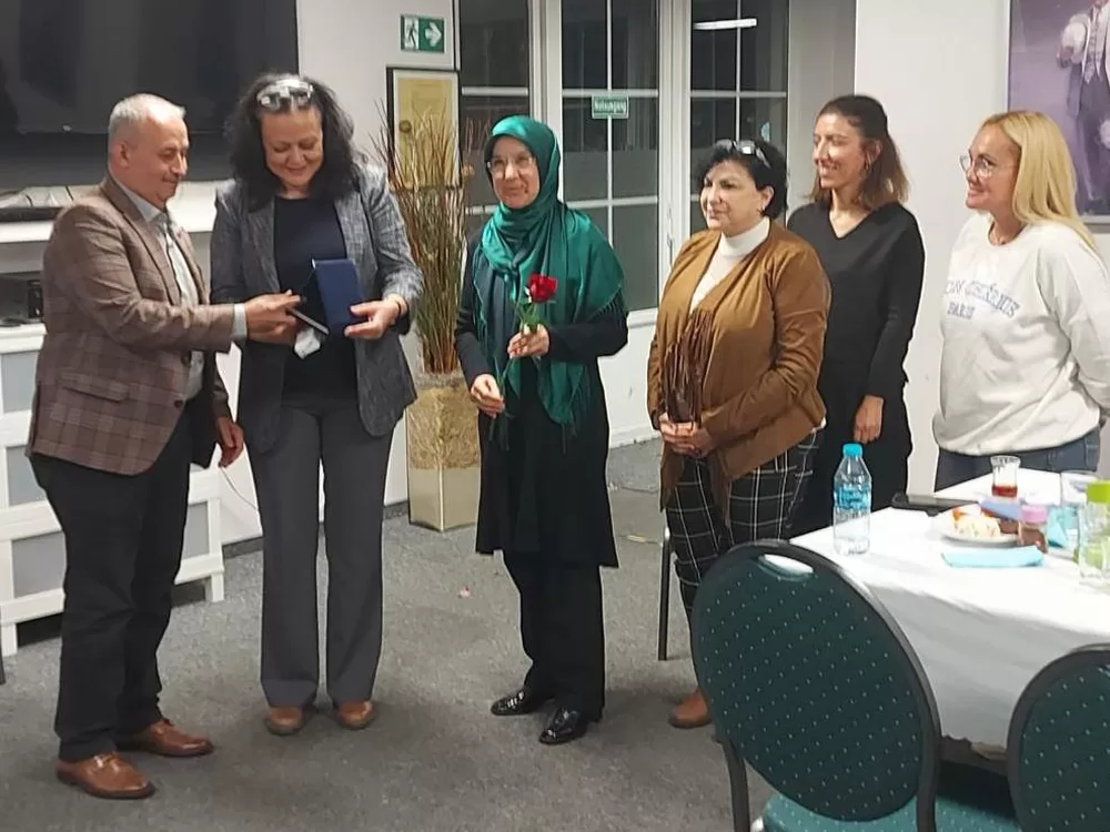 23 Nisan Hazırlık toplantısında Eğitim Ataşesine plaket