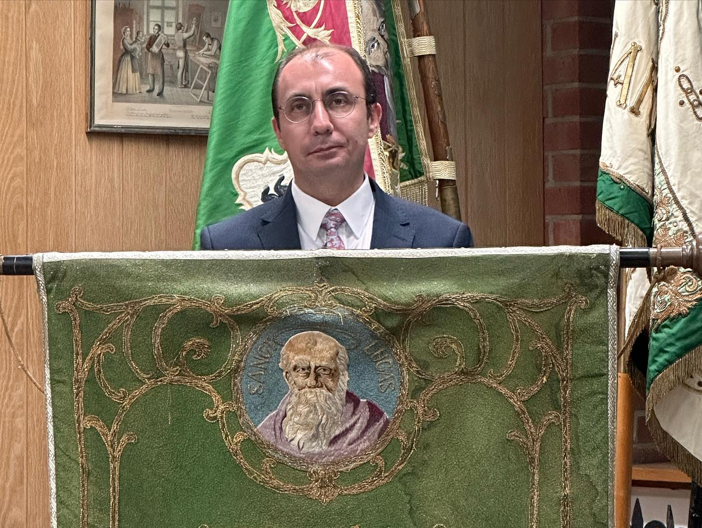 Hem baba hem de patron oldu, oğluna diploma verdi