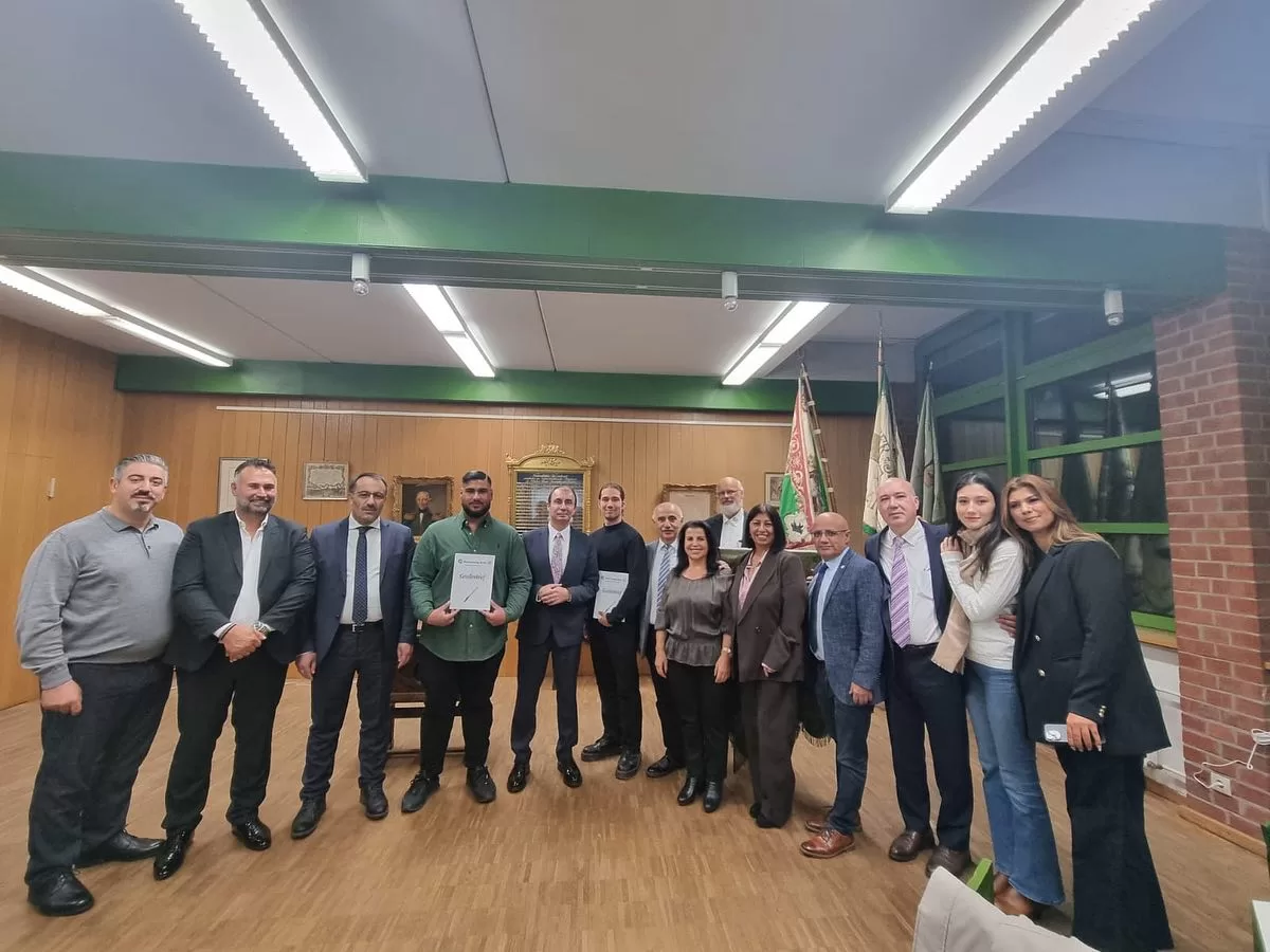 Hem baba hem de patron oldu, oğluna diploma verdi
