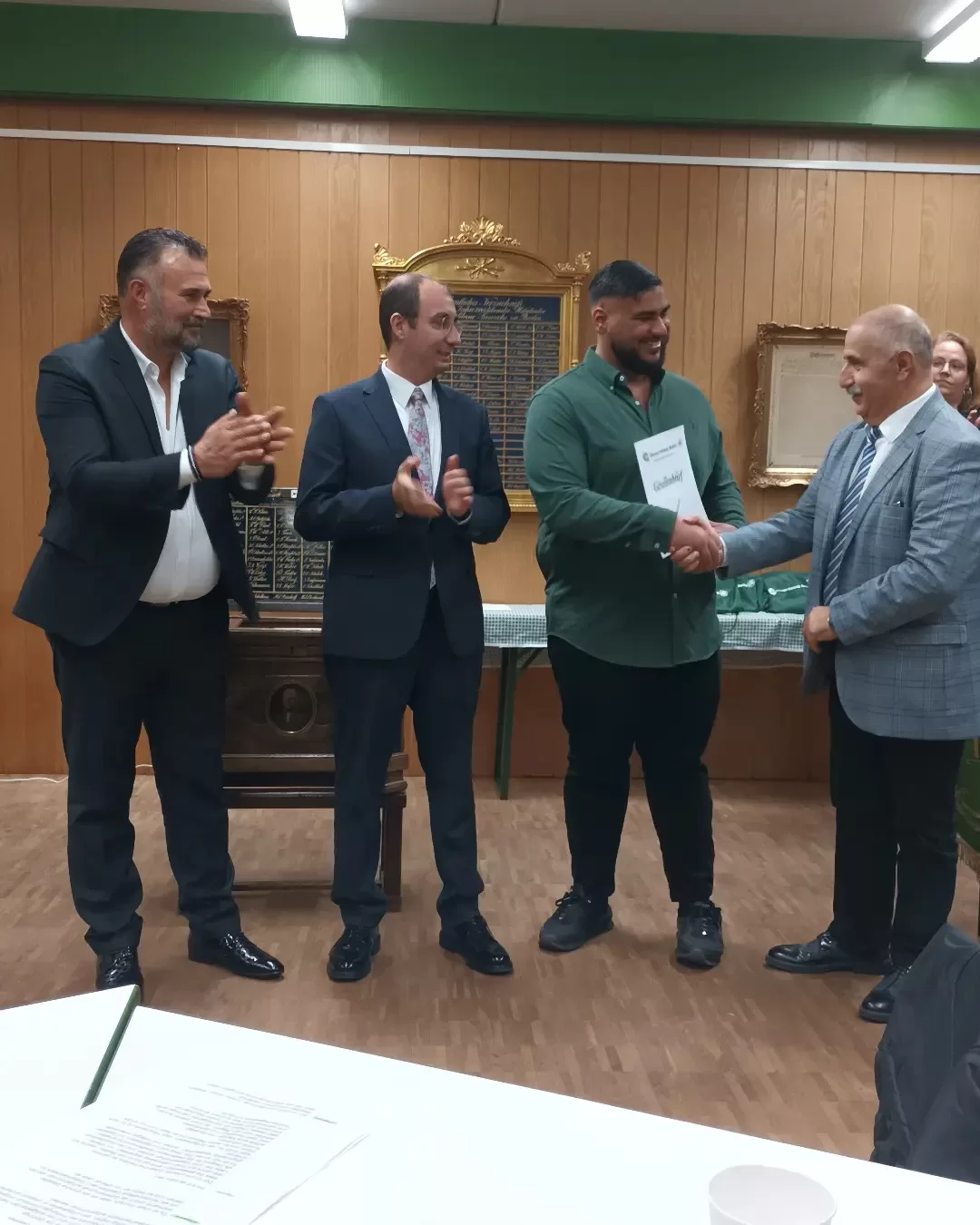 Hem baba hem de patron oldu, oğluna diploma verdi