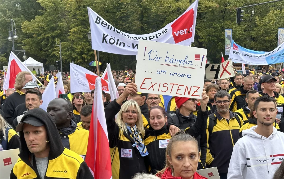 Postacılar, taleplerinin yeni posta yasasında yer alması için gösteri yaptı