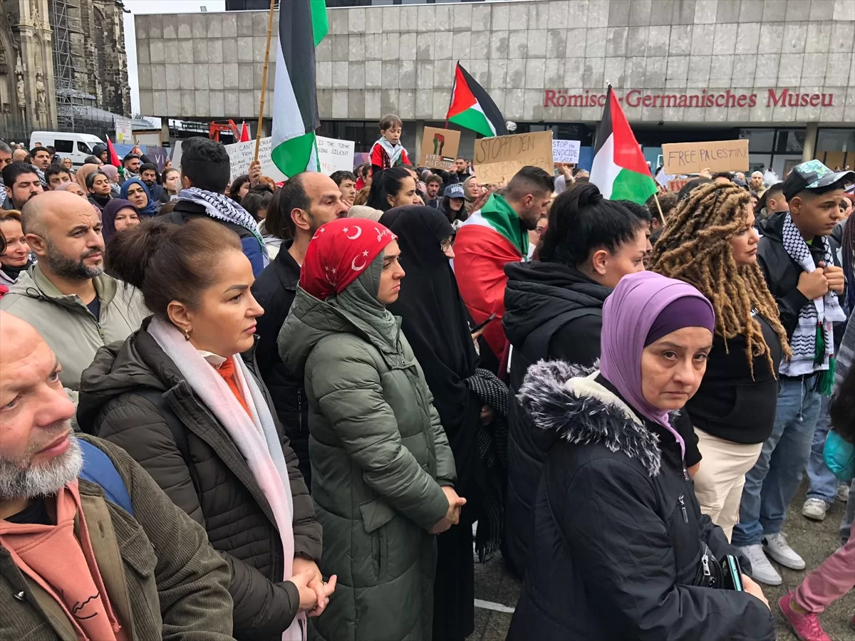 Köln'de "Filistin için Dayanışma" temalı gösteri düzenlendi