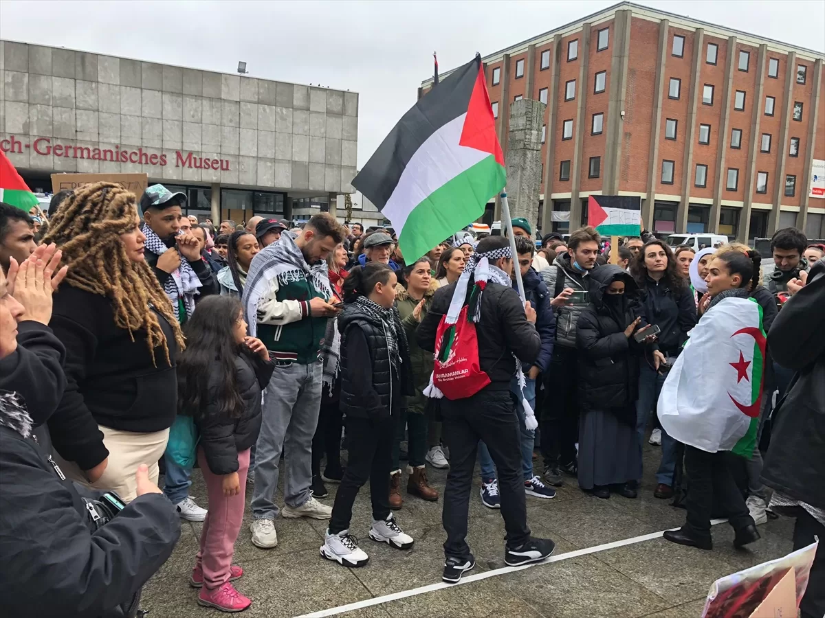 Köln'de "Filistin için Dayanışma" temalı gösteri düzenlendi
