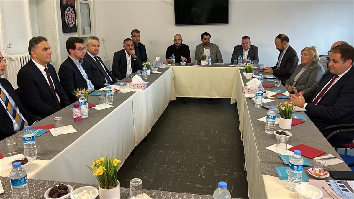 Almanya'da eyalet bakanı saldırıya uğrayan DİTİB camisini ziyaret etti