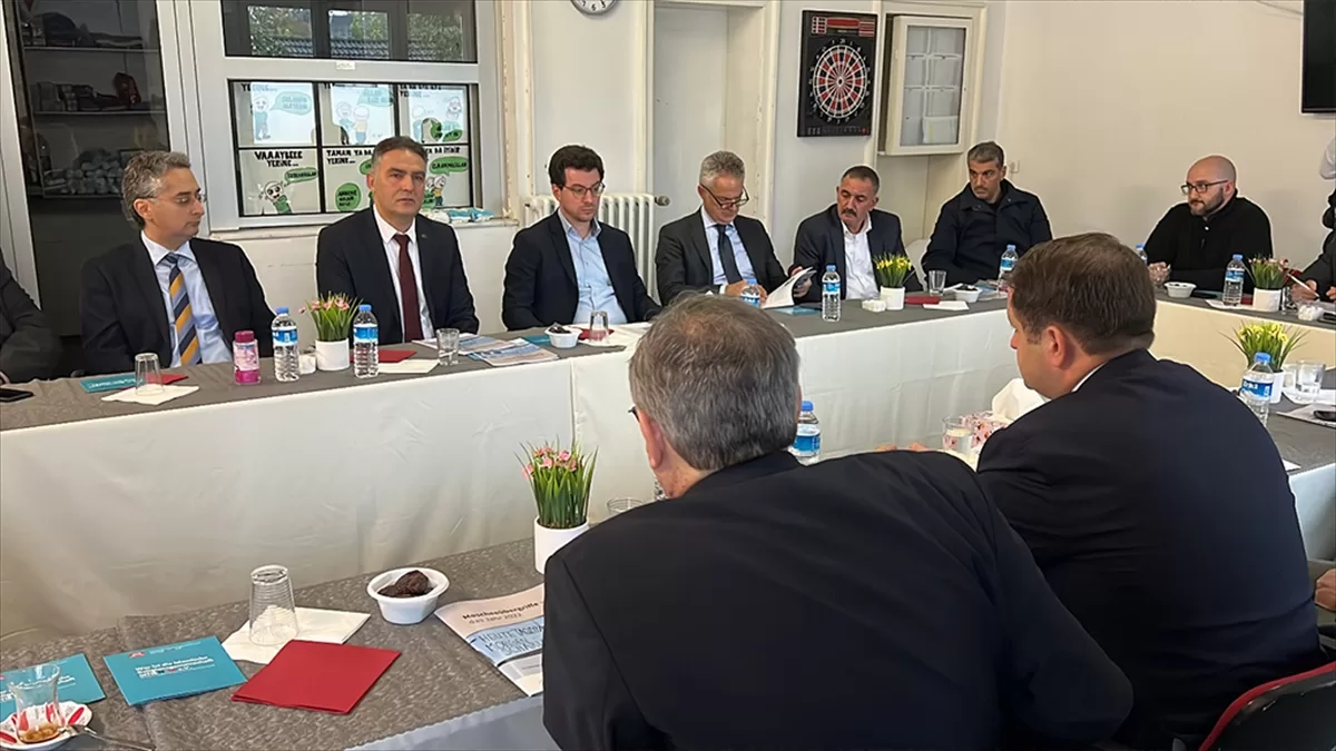 Almanya'da eyalet bakanı saldırıya uğrayan DİTİB camisini ziyaret etti