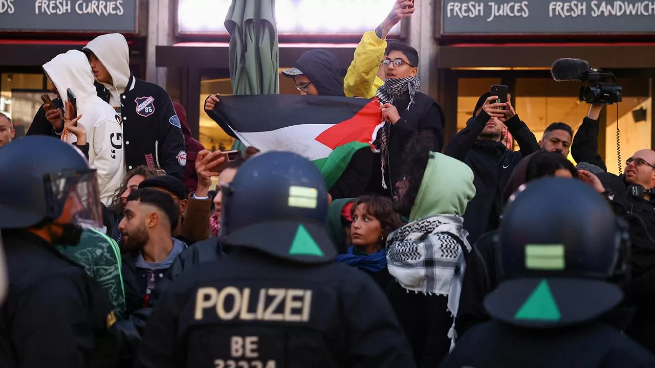 Alman polisi, Filistin'e destek gösterisi yapmak isteyen eylemcilere müdahale etti
