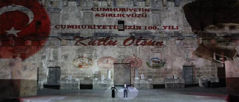 Aspendos Antik Tiyatrosu'nda ‘Cumhuriyet'in Asırlık Yüzü’ gösterisi yapıldı