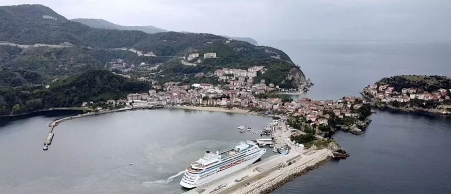 Astoria Grande kruvaziyeri 788 yolcusuyla Amasra'da demirledi